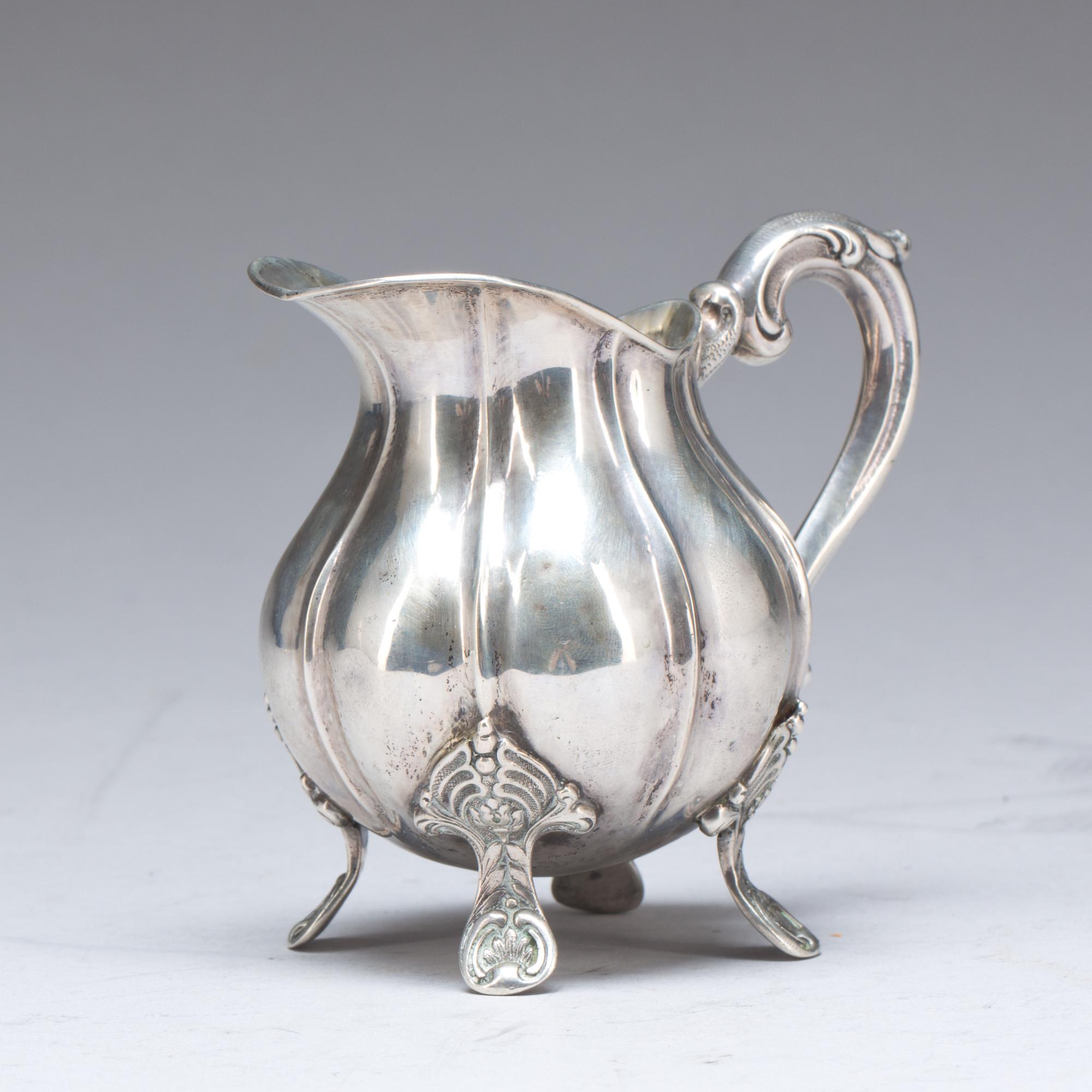 GRÄDDKANNA, silver. Rokokostil, svenska importstämplar. Ca 180g.