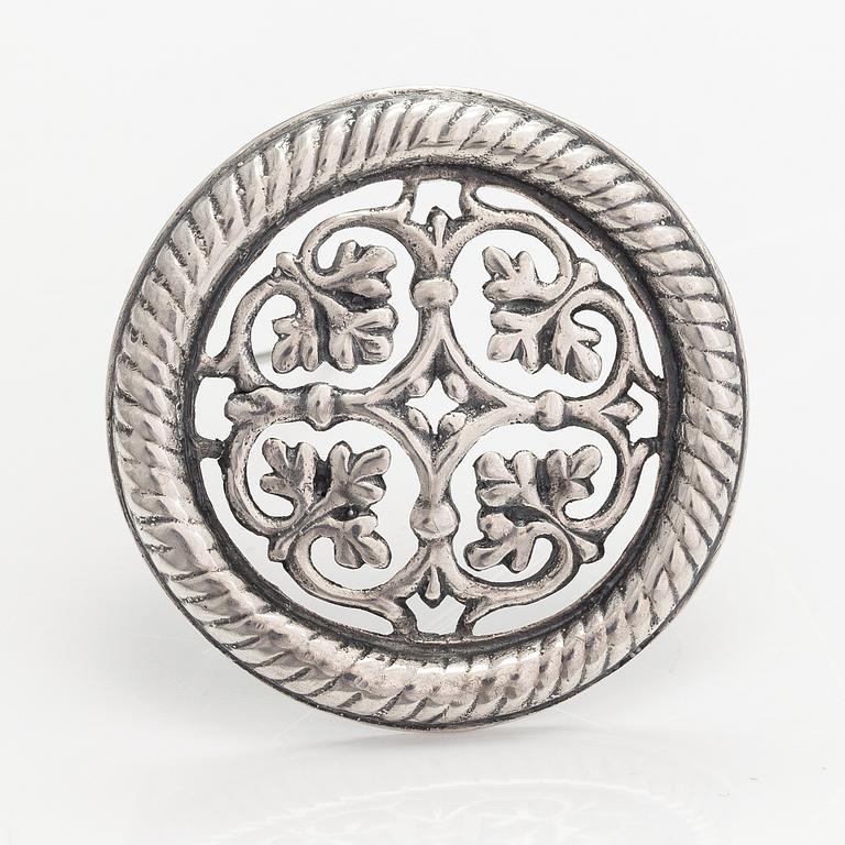 Brosch "Tuukkala brosch", modell 8, silver. Kalevala Koru, Helsingfors 1945.