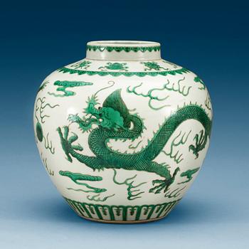 1629. A green glazed jar, late Qing dynasty with Daoguangs seal mark.