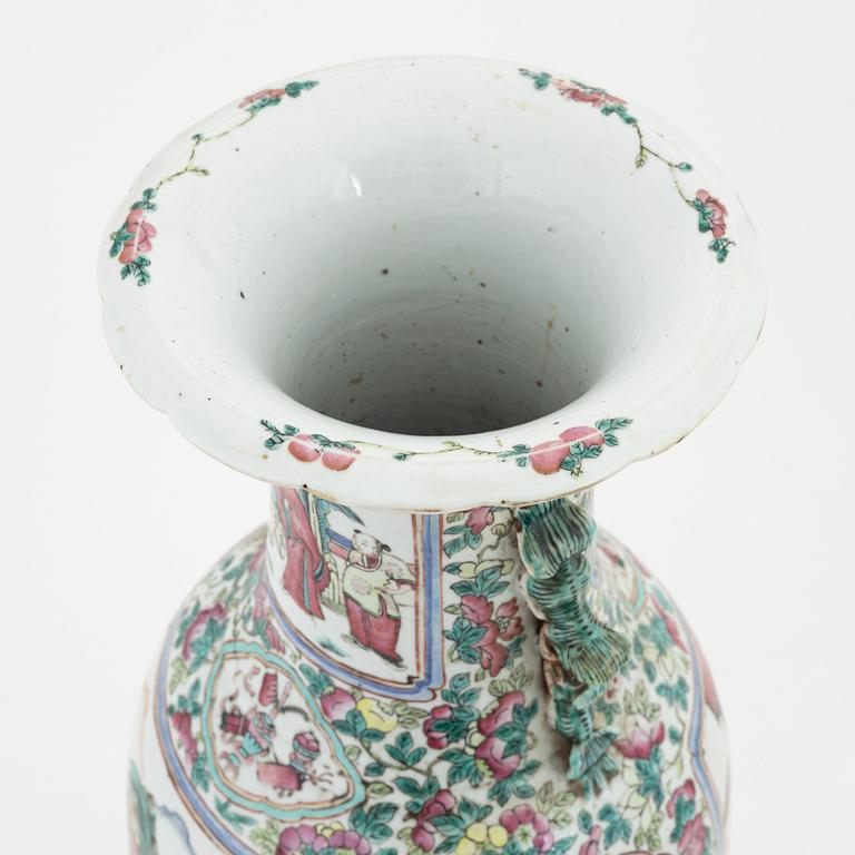 Golvvas, porslin. Qingdynastin 1800-tal.