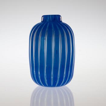 An Edvin Öhrström 'Ariel' glass vase, Orrefors 1950.