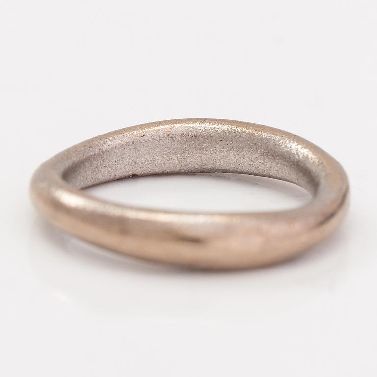 Ole Lynggaard, An 18K white gold "Love 3" ring. Denmark.