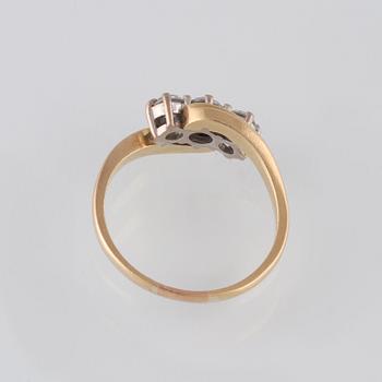RING, 18K guld med 3 briljantslipade diamanter, totalt ca 0.75 ct. Vikt 4,1 gram.