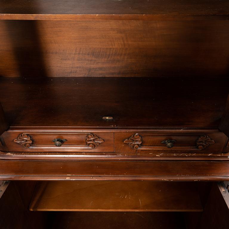 Vitrinskåp, 1900-tal.