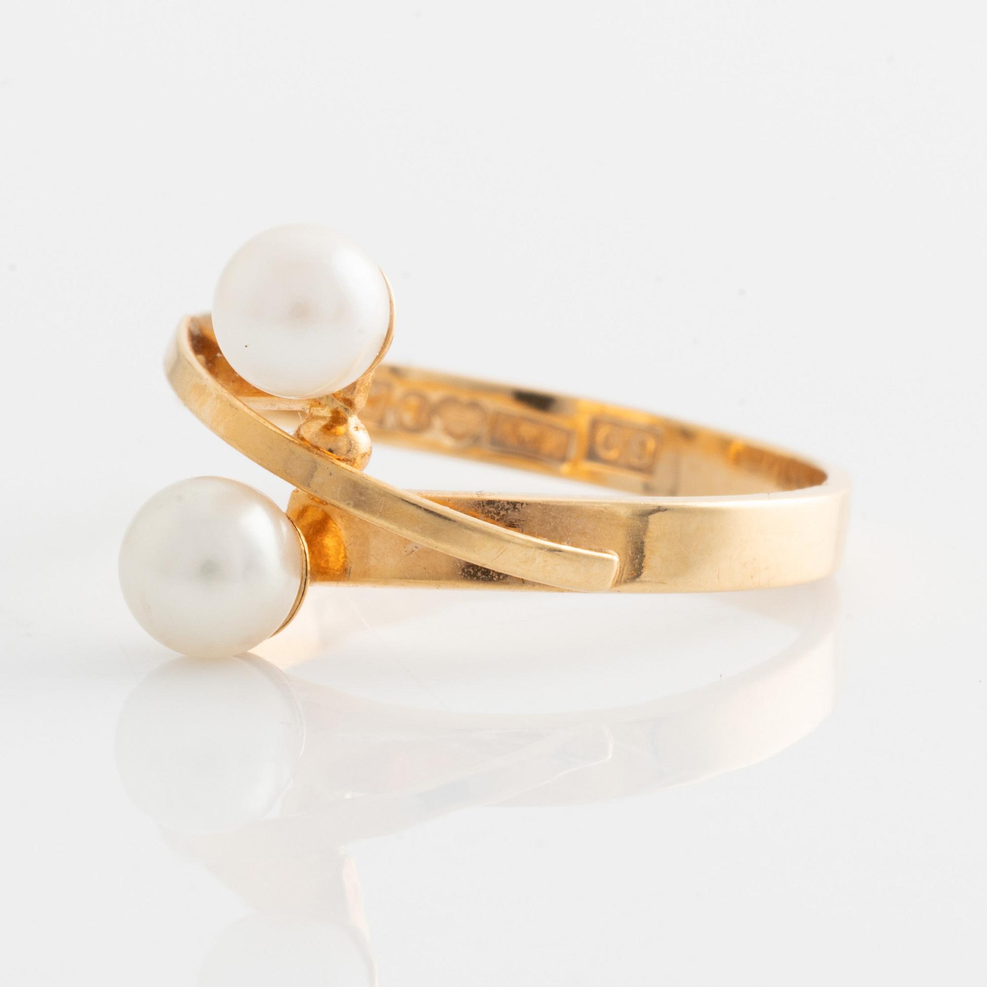 Ring, 18K guld med två pärlor.