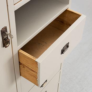 Klädskåp, 1900-talets första hälft.