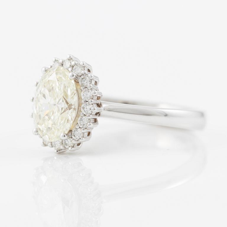 Ring 18K white gold set with an oval brilliant-cut diamond, accompanied by a GIA report.