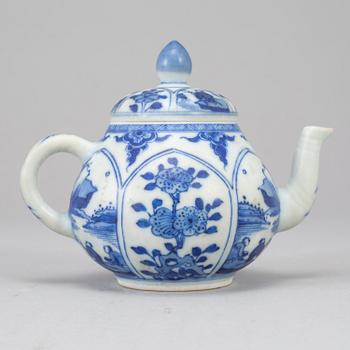 A blue and white teapot with cover, Qing dynasty, Kangxi (1664-1722).