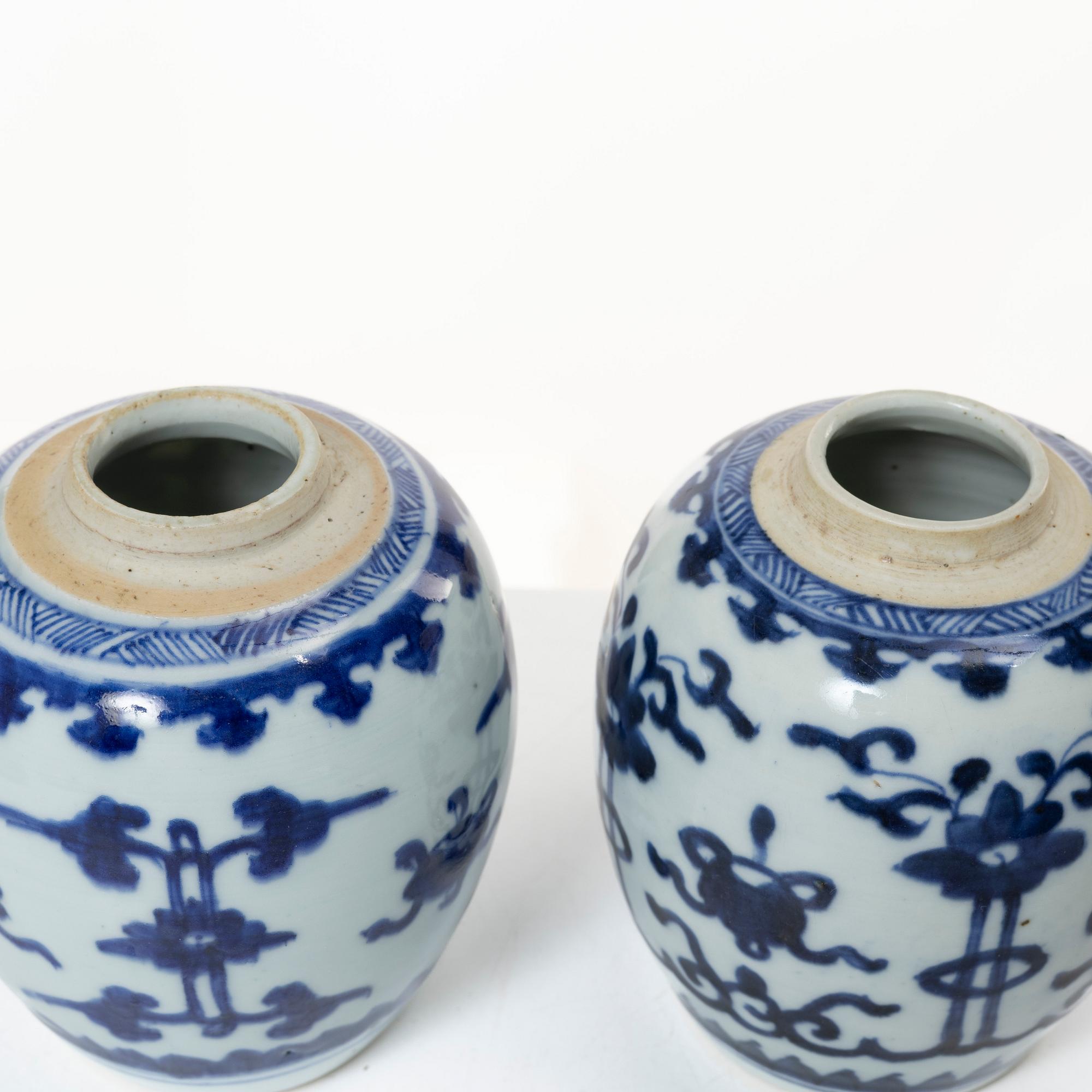 Two similar blue and white porcelain tea jars, China, Qingdynasty, 18th century.
