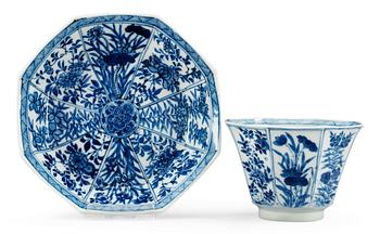 179. A blue and white tea-cup with plate, Kangxi (1662-1722).
