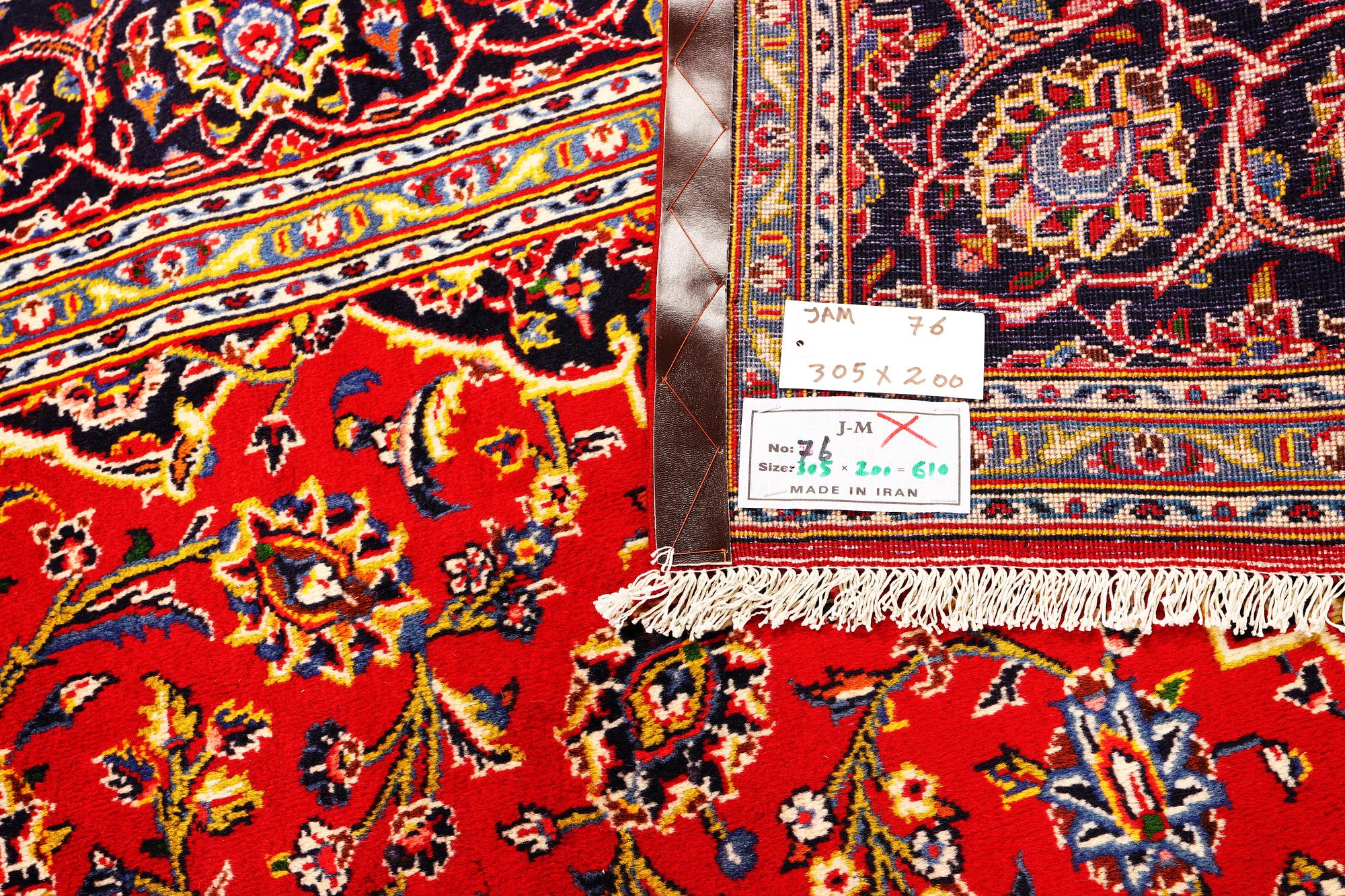 A Kashan carpet, a. 305 x 200 cm.