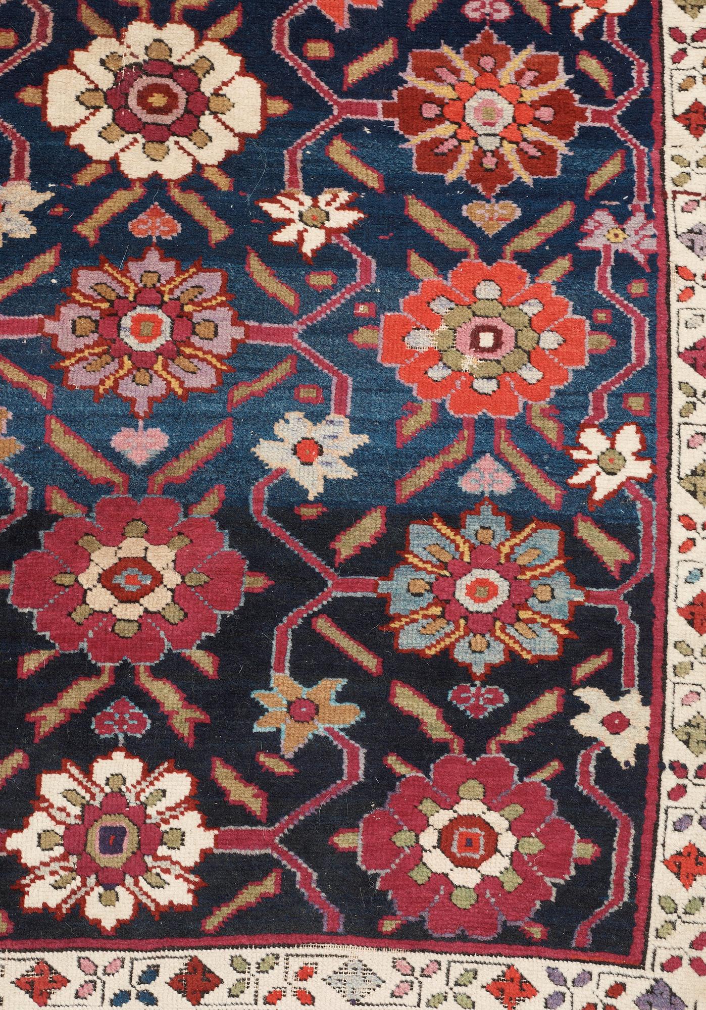 ANTIK/SEMIANTIK KARABAGH. 240 x 120,5 cm.