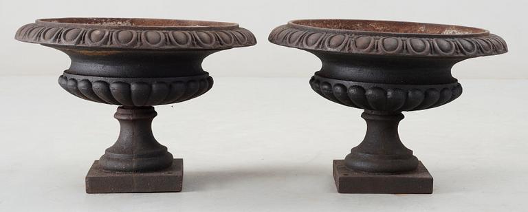 TRÄDGÅRDSURNOR, ett par, gjutjärn, omkring 1900.