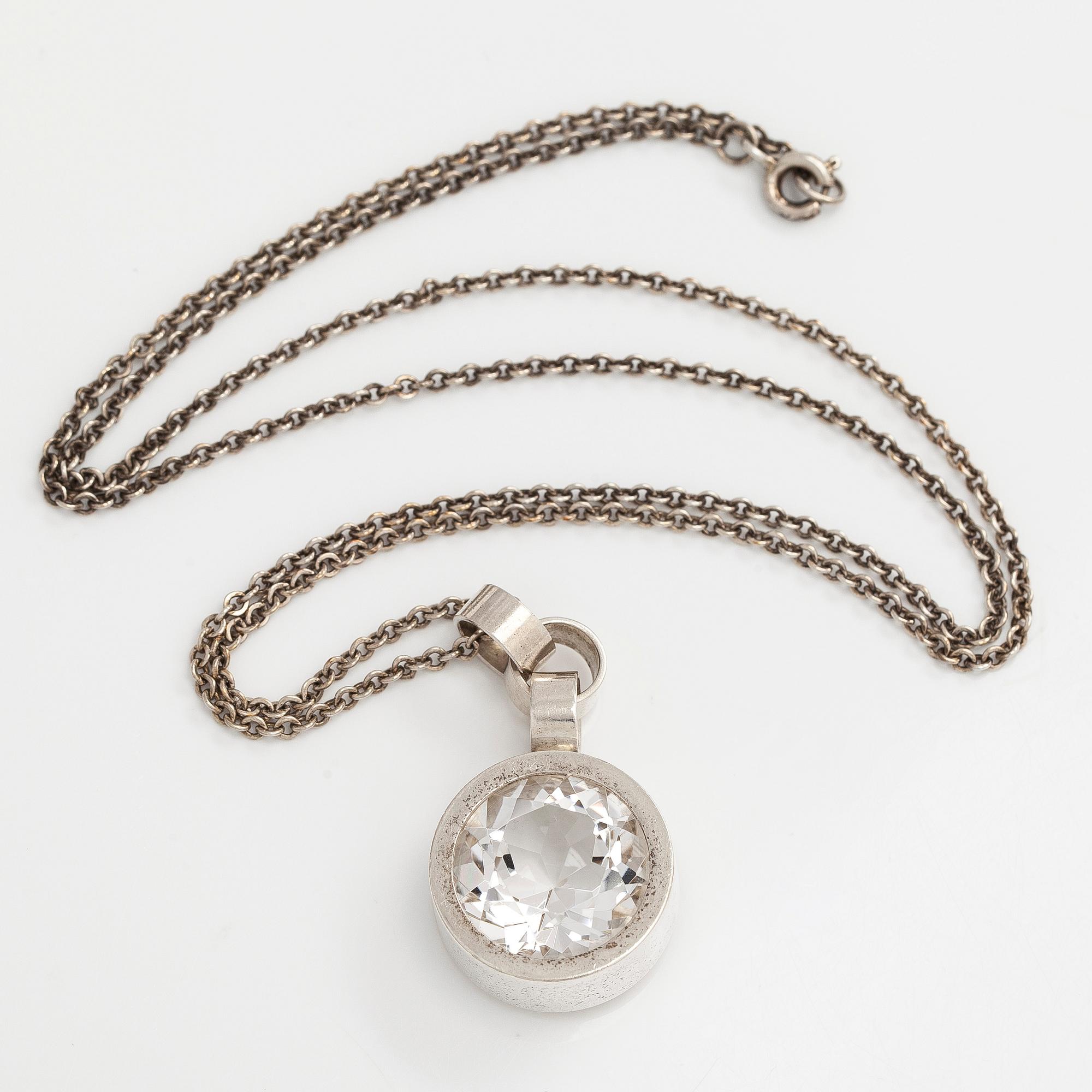 Elis Kauppi, halsband, silver och bergskristall. Kupittaan Kulta , Åbo 1965.