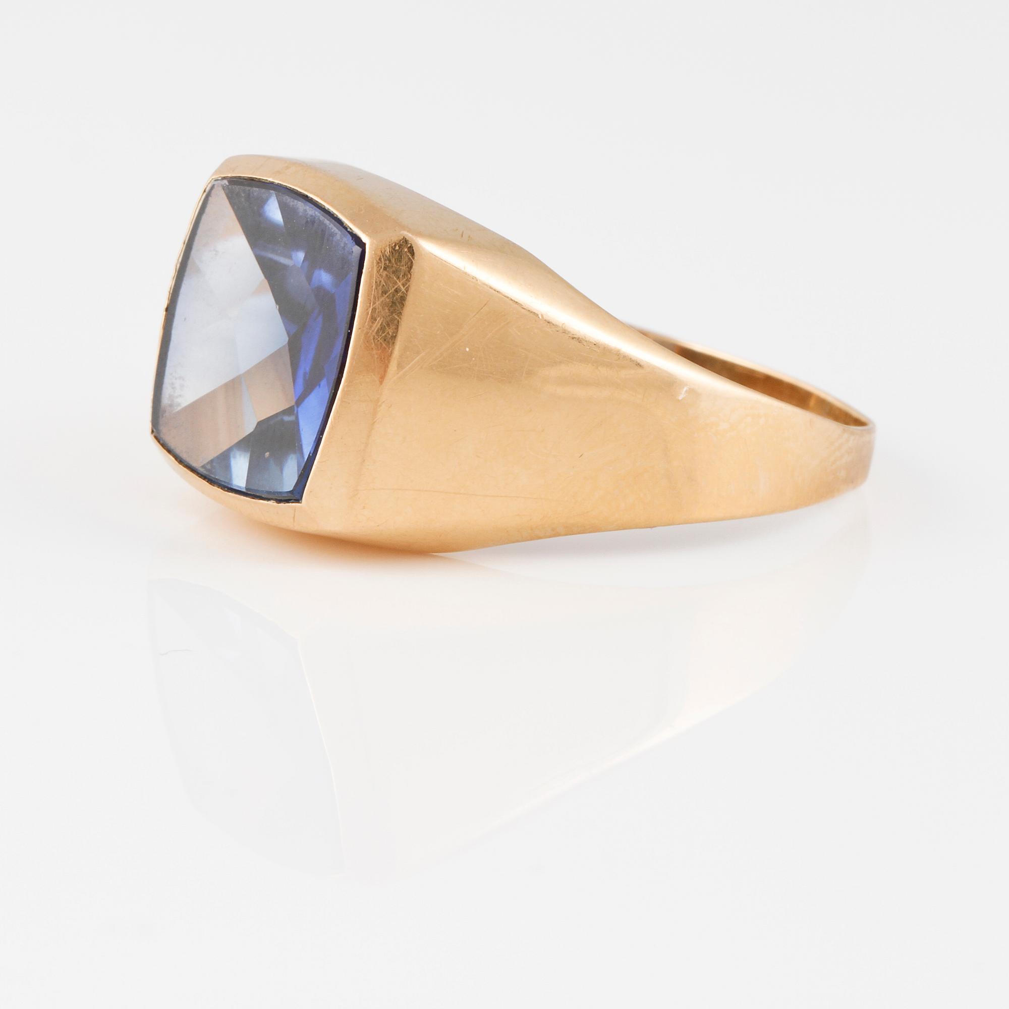 RING, 18K guld  med checkerslipad syntetisk blå safir. Vikt 5,4 gram.