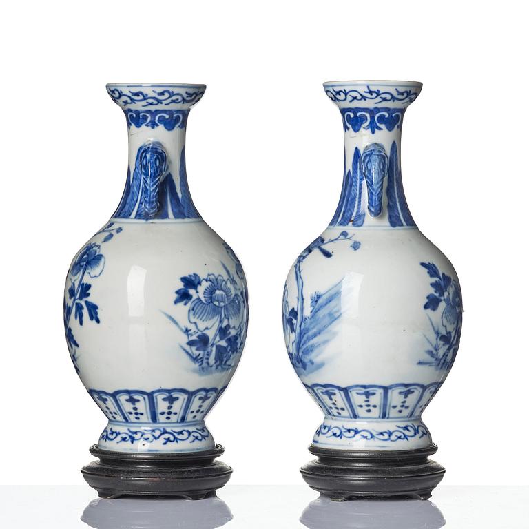 Vaser, ett par, porslin. Qingdynastin, med Guangxus märke och period (1875-1908).