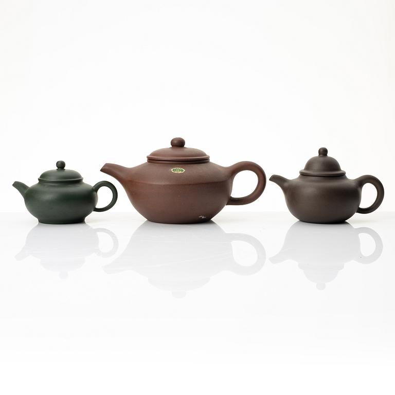 A group of three Chinese yixing teapots, 1970/80s.