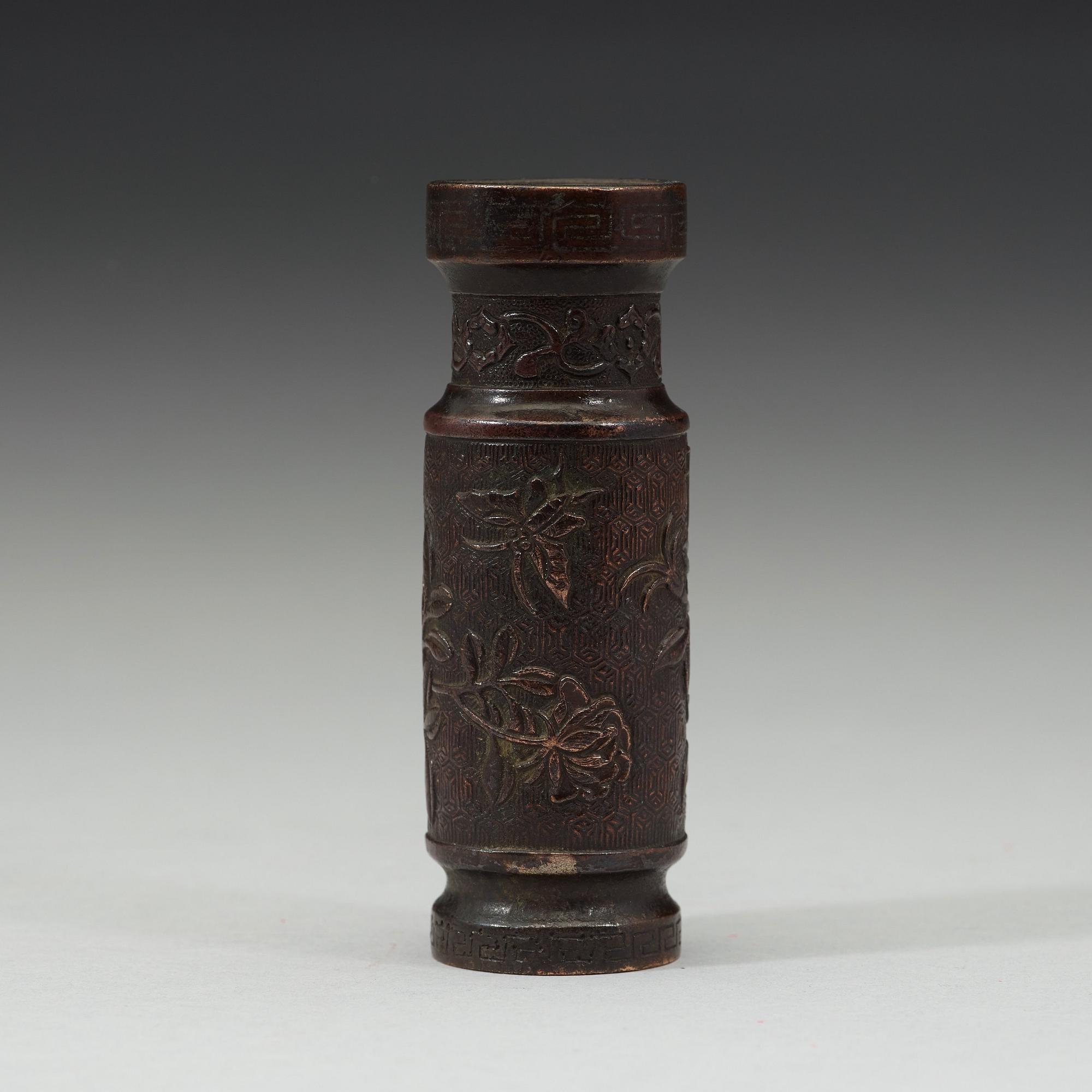 VAS, patinerad brons med silverinläggningar, Qingdynastin, 1700-tal.