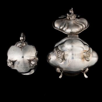 SOCKERSKÅL OCH GRÄDDKANNA, silver, svenska kontrollstämplar, 1900-talets mitt. Vikt ca 230 gram.