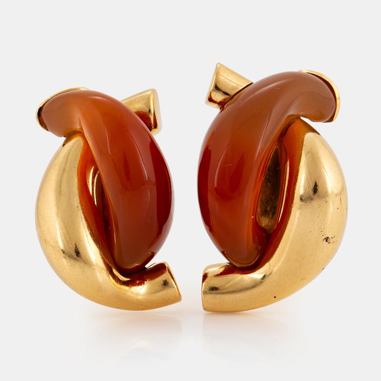 A pair of Seaman Schepps earrings in 18K gold and agate.