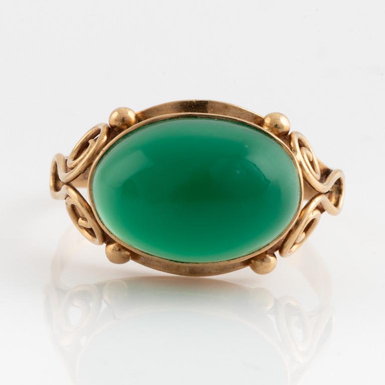 Ring 18K guld med cabochonslipad grön agat.
