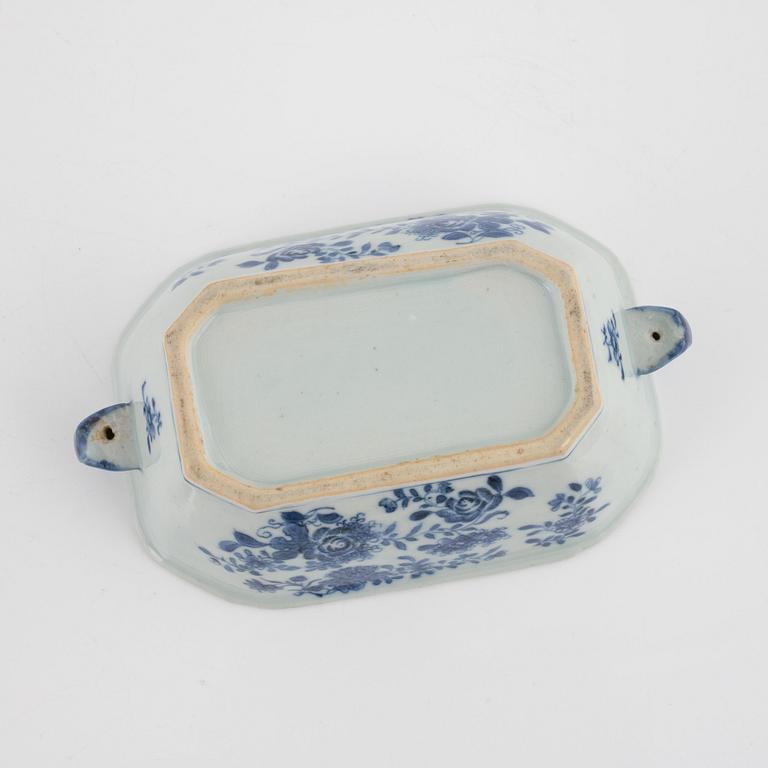 A blue and white tureen with cover, Qing dynasty, Qianlong (1736-95).