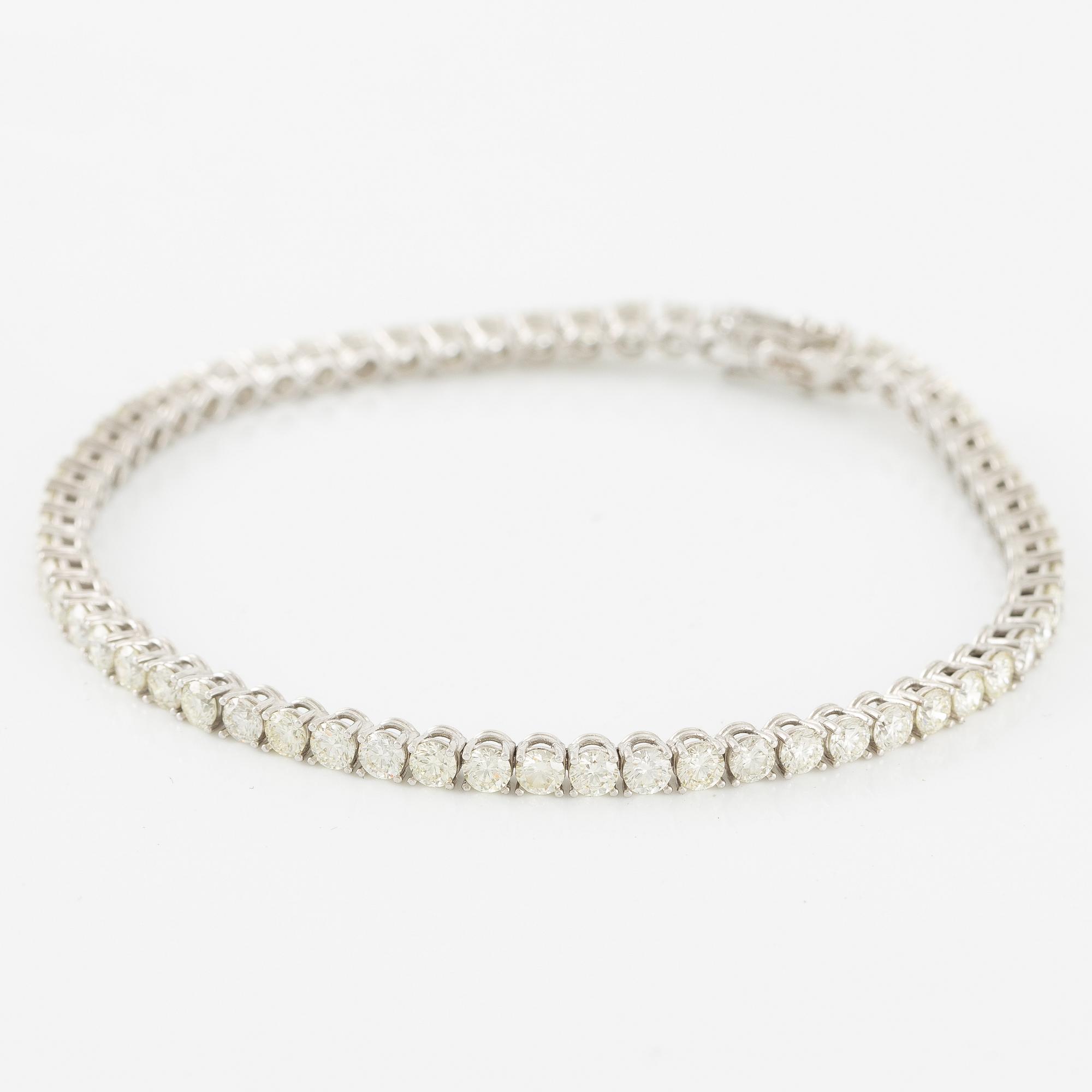 Tennis bracelet 18K white gold with brilliant-cut diamonds.