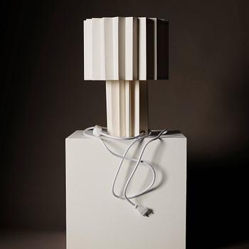 FOLKFORM, "L árt Plisse no 3", Formstudie i vitt, bordslampa, Studio Folkform, 2022.