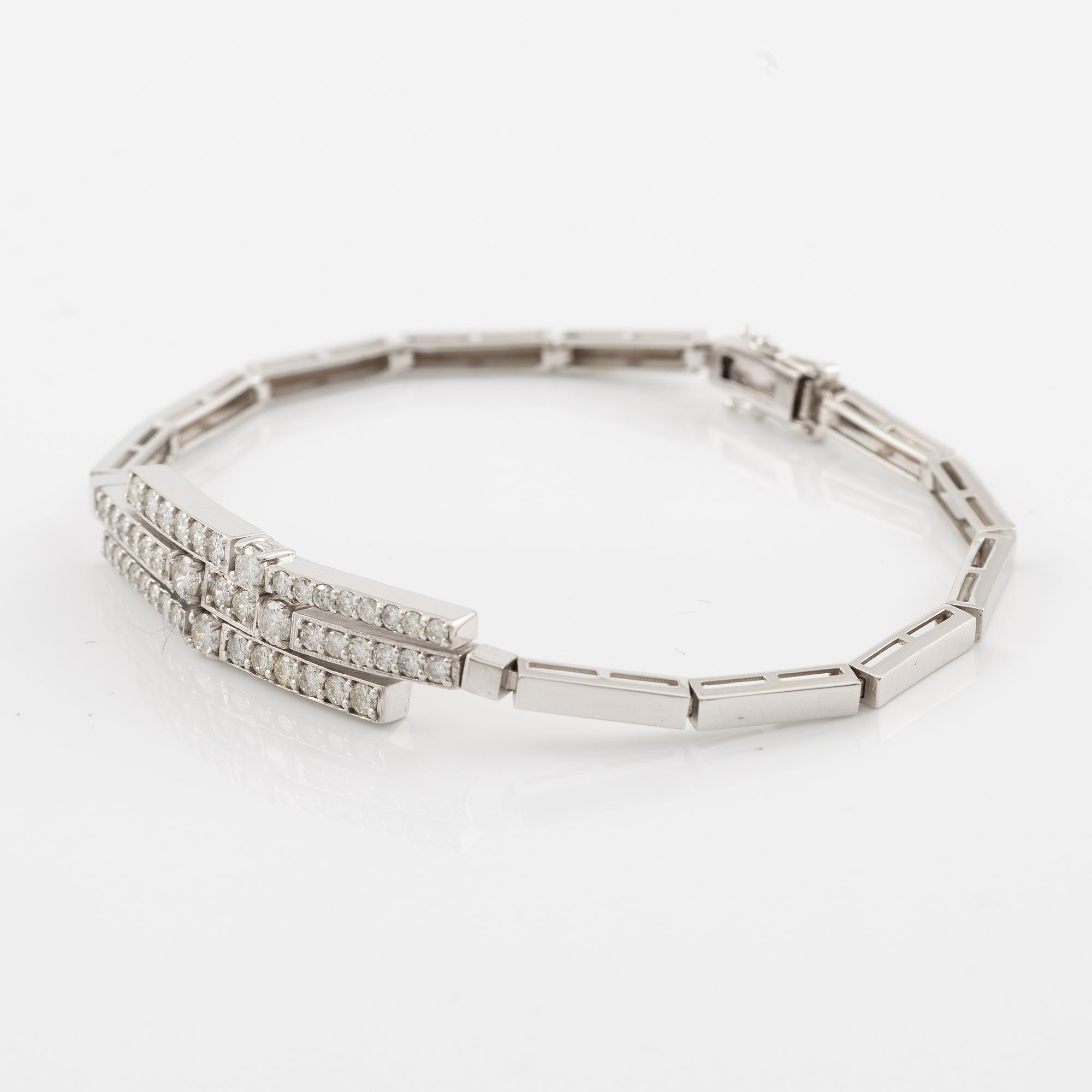 Armband, 18K vitguld med briljantslipade diamanter.