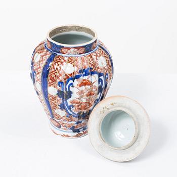 Fat och urna, porslin, Japan, Meiji (1868-1912).