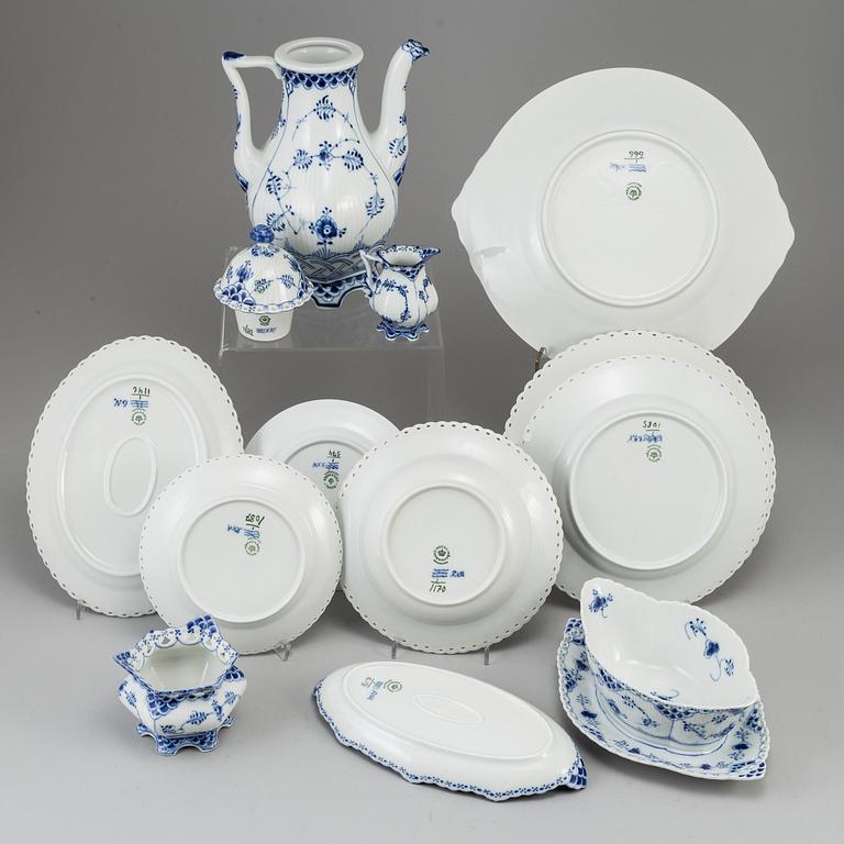 ROYAL COPENHAGEN, a Musselmalet porcelaine service, 69 psc, most full lace.