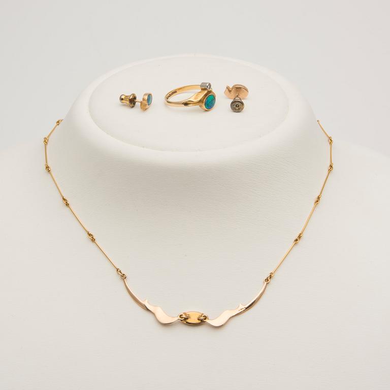 HALSSMYCKE, ÖRHÄNGEN och RING, Lapponia 1981-1992. Opal, diamant, 14K och 18K guld.