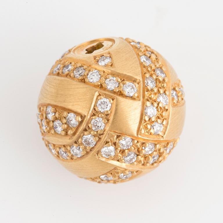 An 18K gold clasp set with round brilliant-cut diamonds.