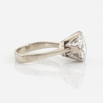 An 18K white gold ring set with a round brilliant-cut diamond.