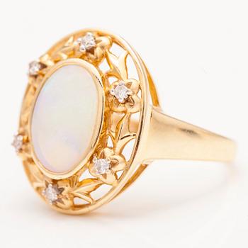 A 14K gold ring with an opal and diamonds ca. 0.12 ct in total.