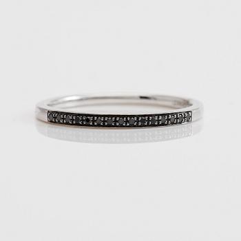 RING, 14K vitguld med svarta stenar.