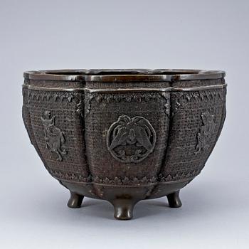 509. A bronze flower pot, late Qing dynasty.