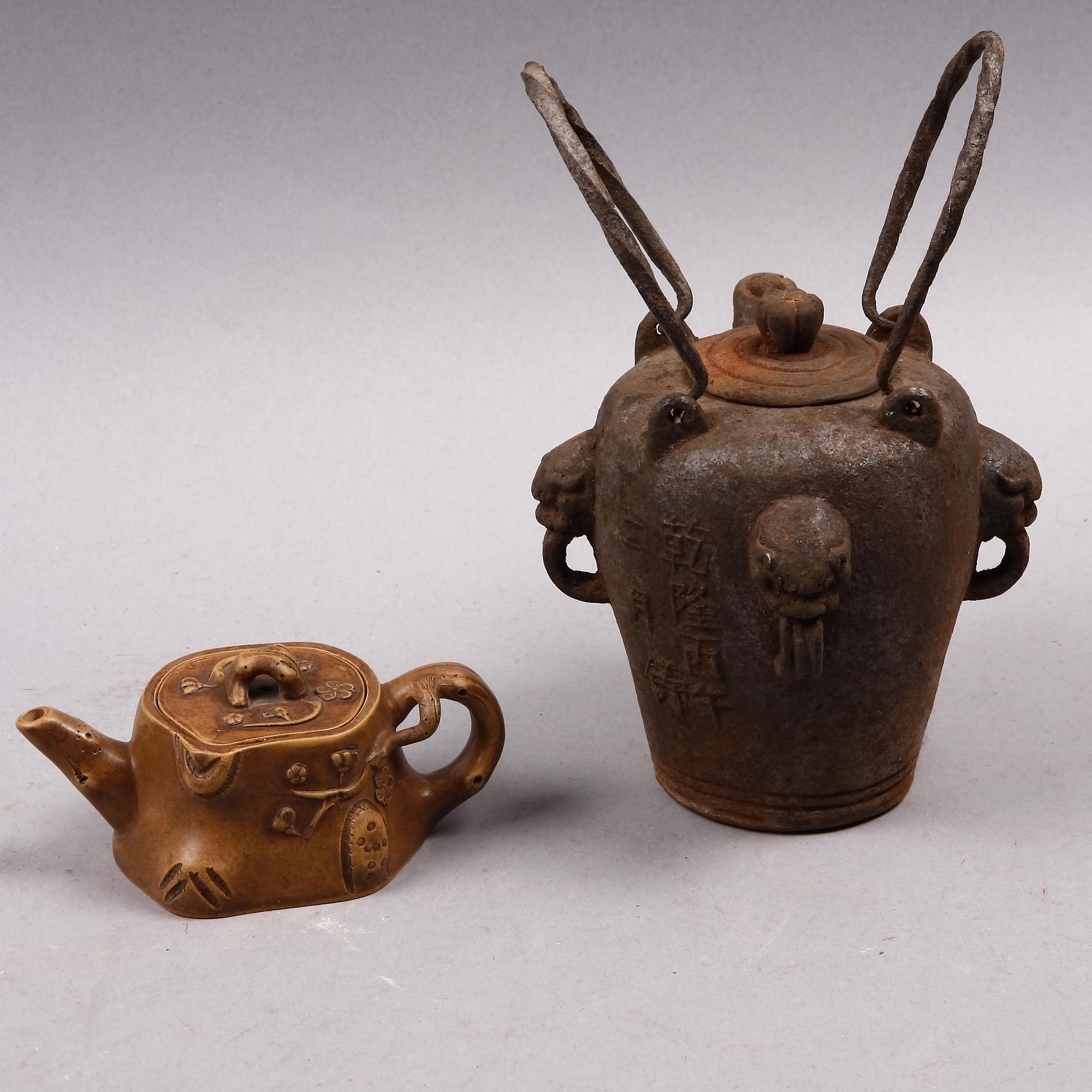 TEKANNOR, 2 st, järn resp keramik, Kina, 1900-tal.