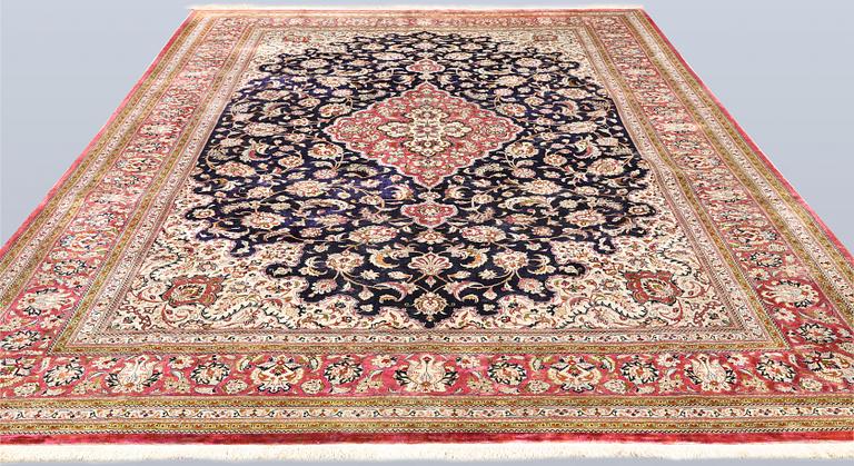 Matta, Ghom, silke, ca 340 x 239 cm.