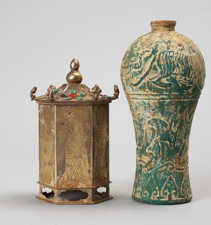 RELIKSKRIN samt VAS. glas, mässing. Kina 1900-tal.