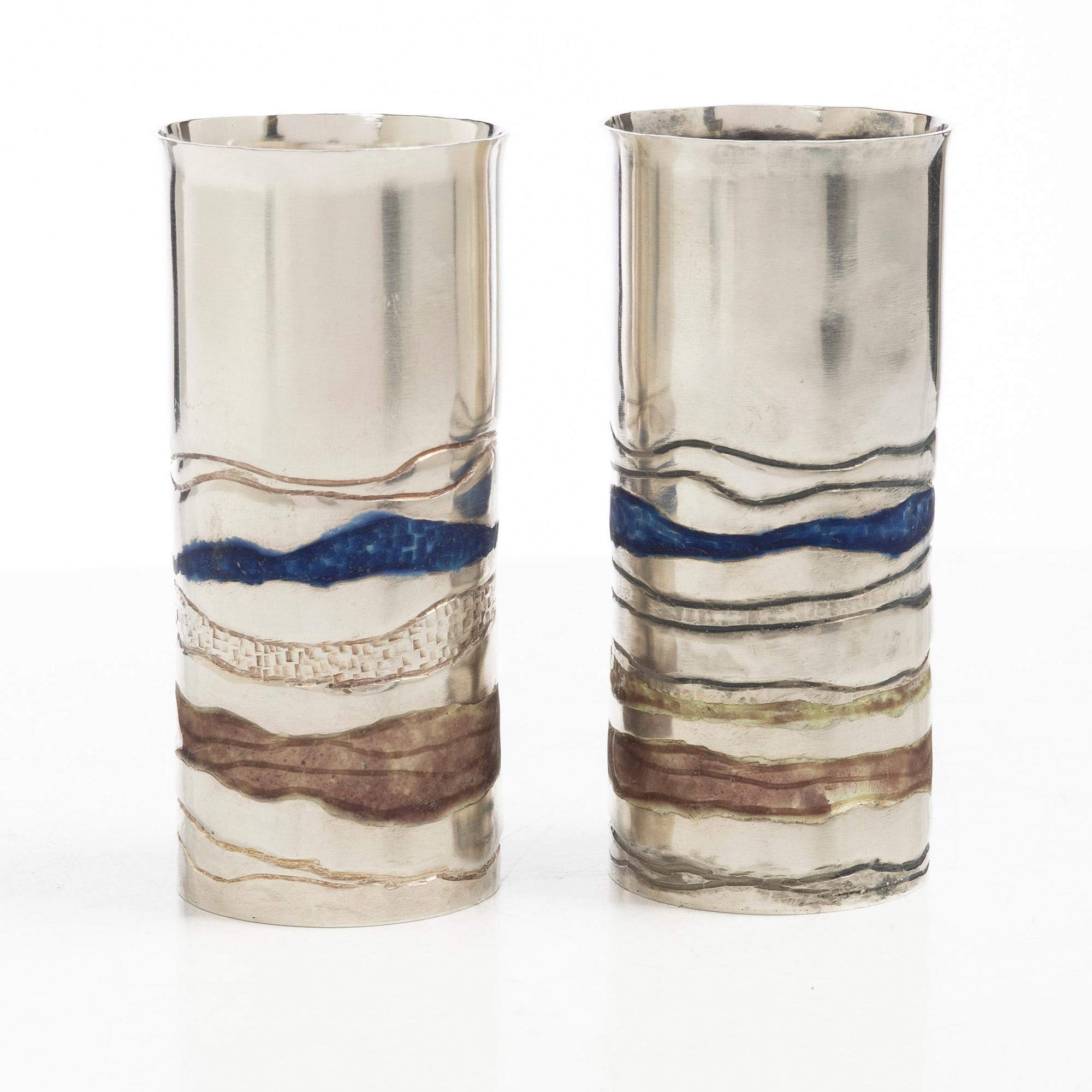 Lars Arby, bägare/vaser, ett par, sterlingsilver och emalj, Göteborg, 1982.