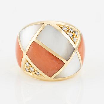 Ring, 18K guld med korall, pärlemor och briljantslipade diamanter, Italien.