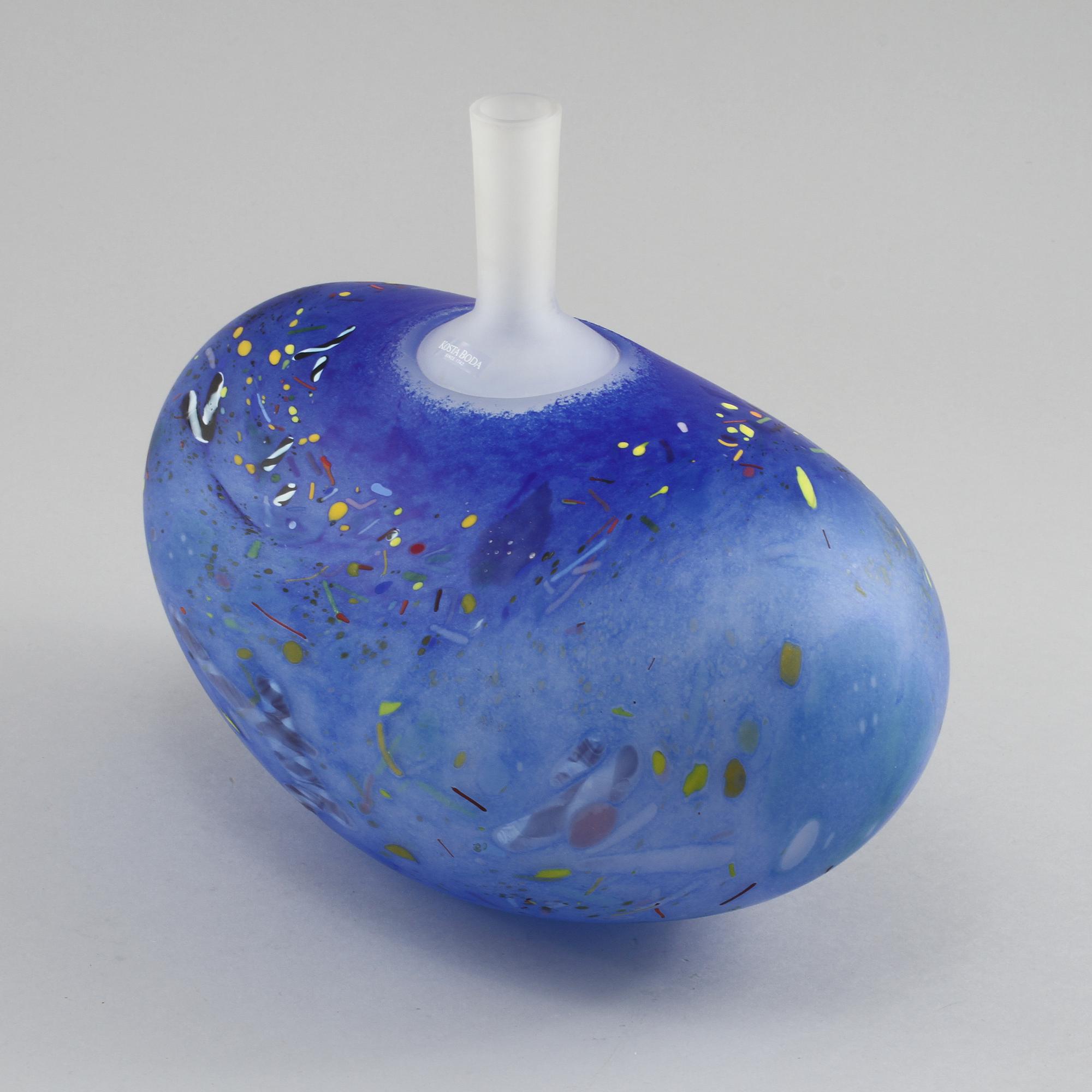VAS, glas, Bertil Vallien, Kosta Boda Atelier, signerad och numrerad 8BVAAT 974025/1000.
