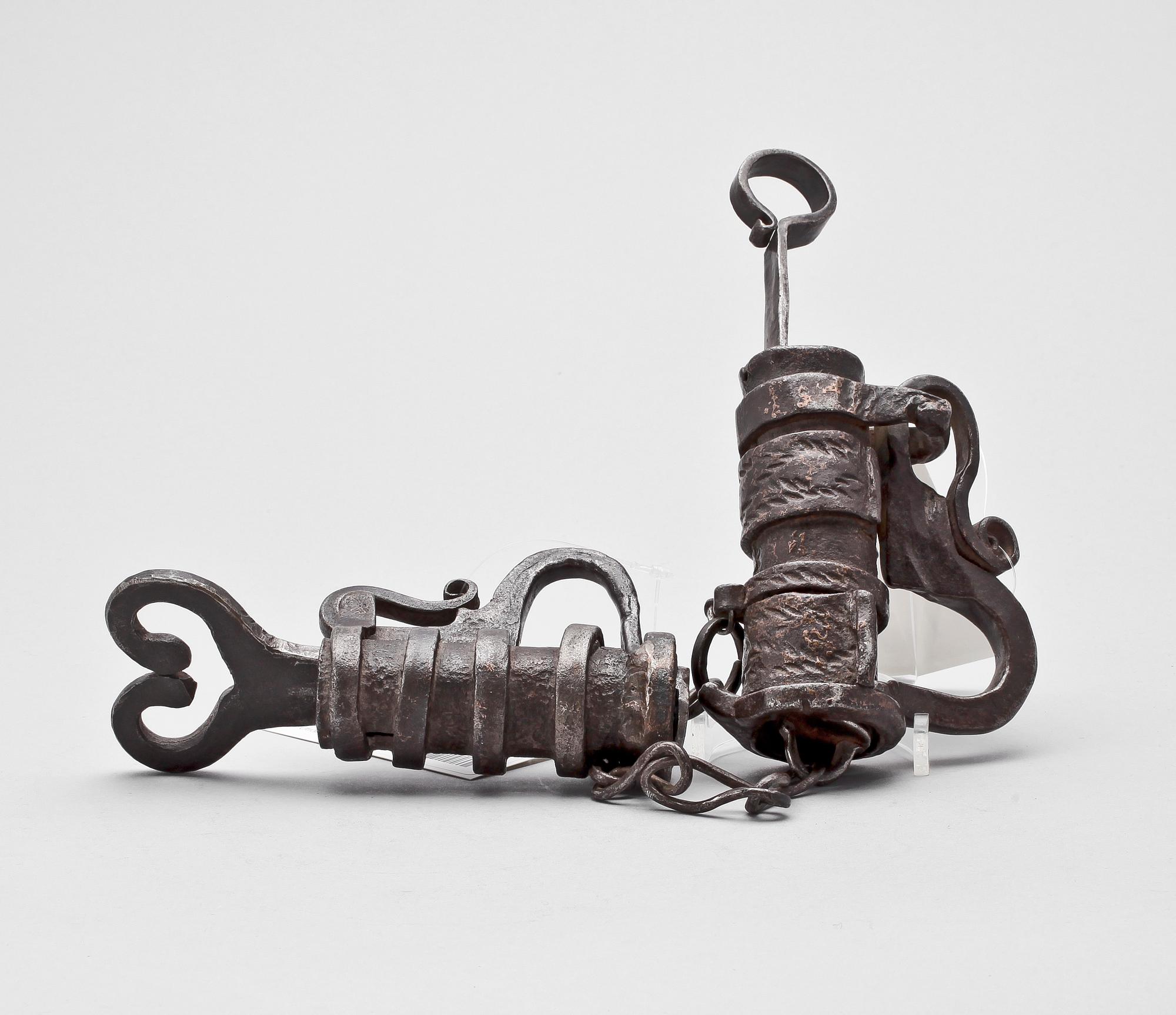 BULTLÅS, 2 st, järn, troligen 1600/1700-tal.