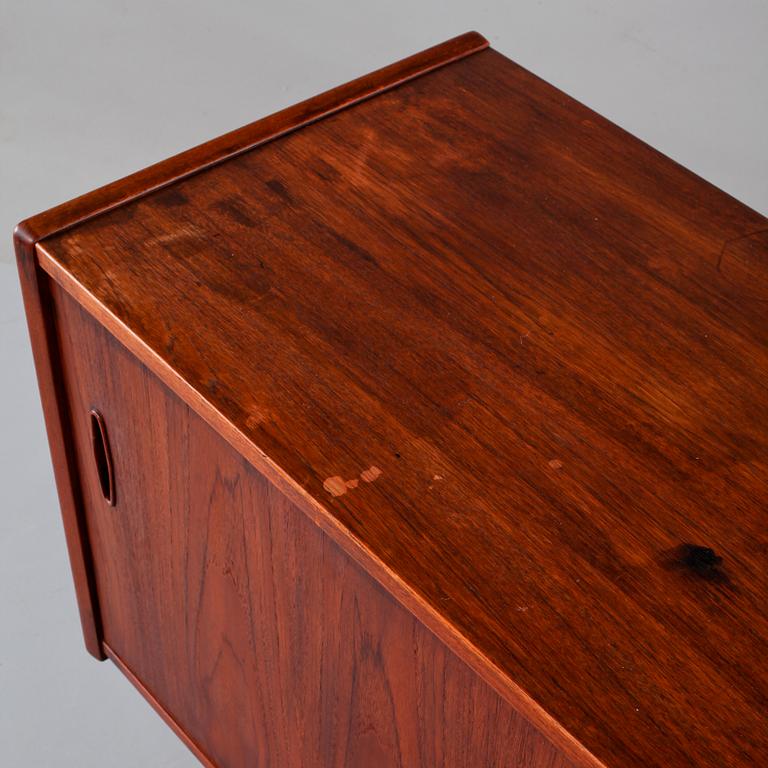 SIDEBOARD, Nils Jonsson, Troeds, 1900-talets tredje kvartal.