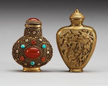 SNUSFLASKOR, två stycken, metall. Qing dynastin, Kina.