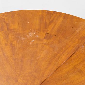 A mahogany-veneered dining table, first half of the 20th century.