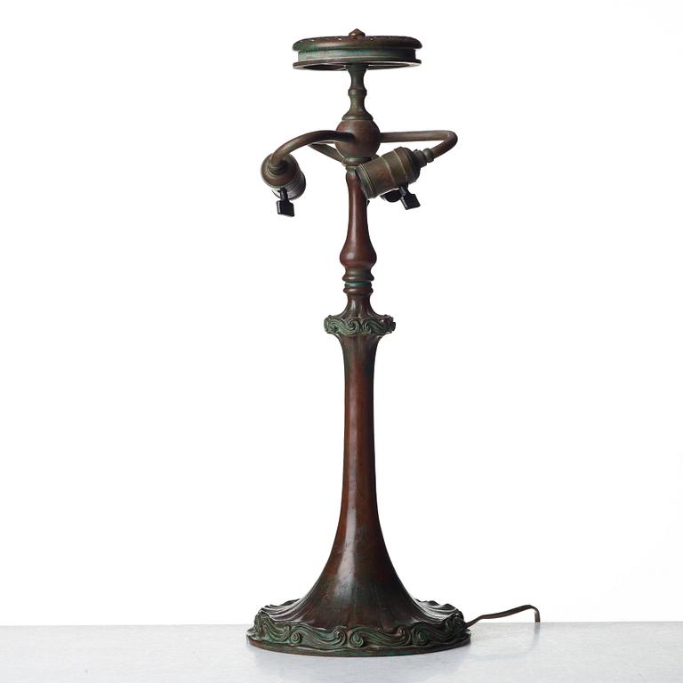 TIFFANY STUDIOS, an Art Nouveau "Vine Border" shade on a "Double Scroll" bronze base table lamp, New York 1902-1918.