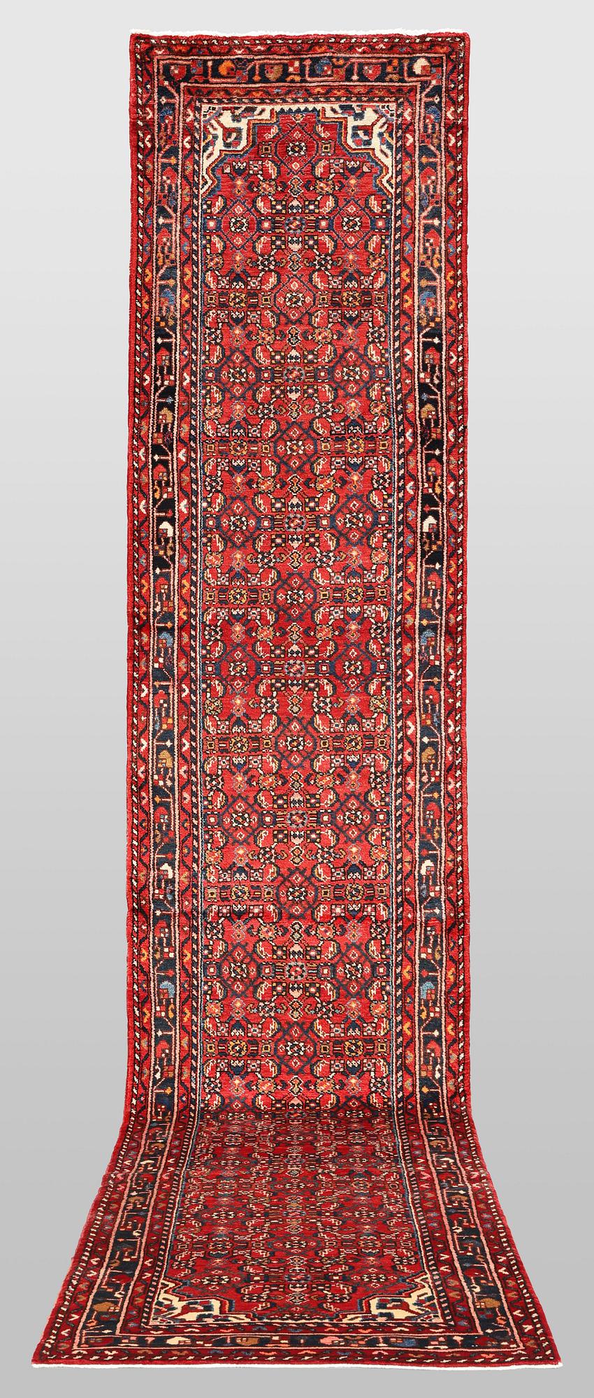 A Hamadan runner, approx. 433 x 90 cm.