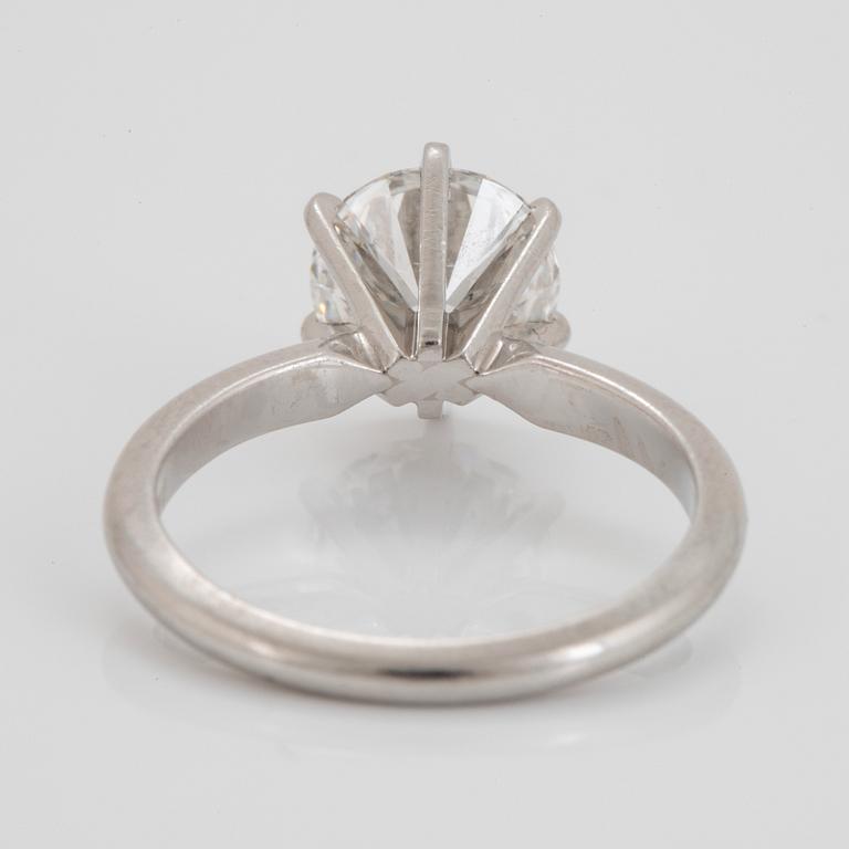 Ring platina med en rund briljantslipad diamant 2.17 ct  kvalitet G si1 enligt medföljande GIA certifkat.